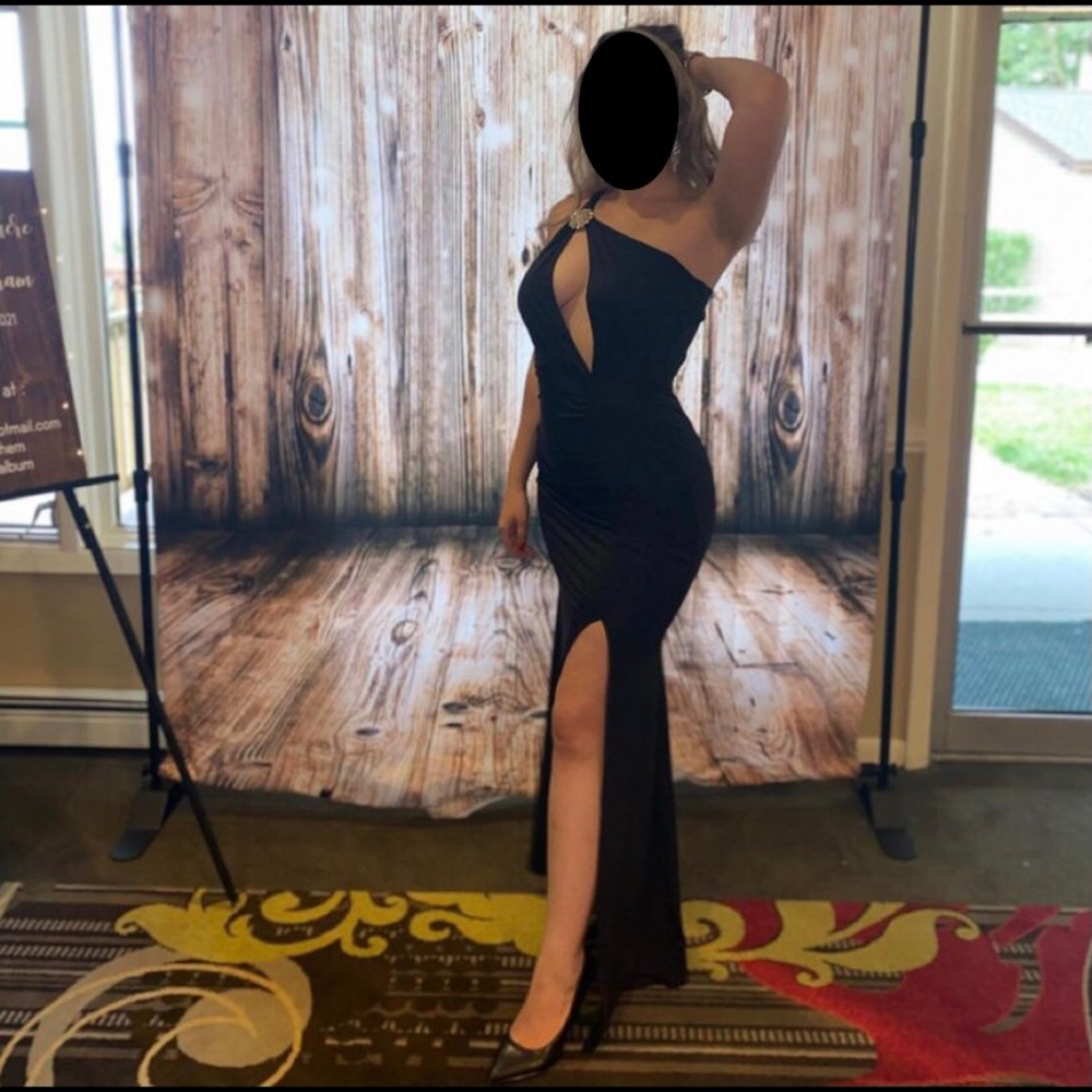 Elegant Black One-Shoulder Dress